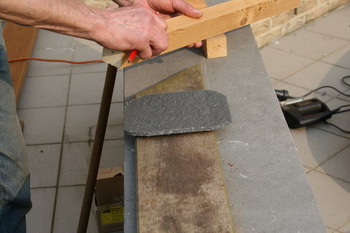 La cration et construction d'une terrasse en bois - Les pattes de soutnement de la terrasse en bois  2 