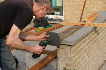 La cration et construction d'une terrasse en bois - Les pattes de soutnement de la terrasse en bois  4 