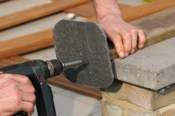 La cration et construction d'une terrasse en bois - Les pattes de soutnement de la terrasse en bois  5 