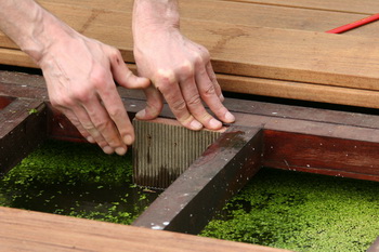 La cration et construction d'une terrasse en bois - Les pattes de soutnement de la terrasse en bois  17 