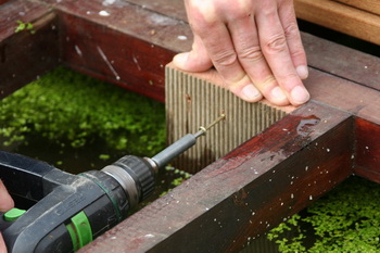 La cration et construction d'une terrasse en bois - Les pattes de soutnement de la terrasse en bois  20 